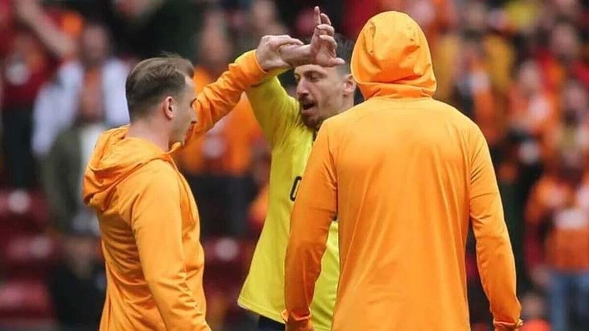 Galatasaray Taraftarından Mert Hakan Yandaş Pankartı Şaşırttı