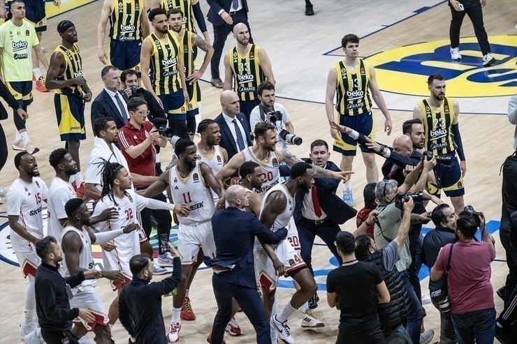 Monaco'ya Yenilen Fenerbahçe'de Taraftarlarla Gerginlik