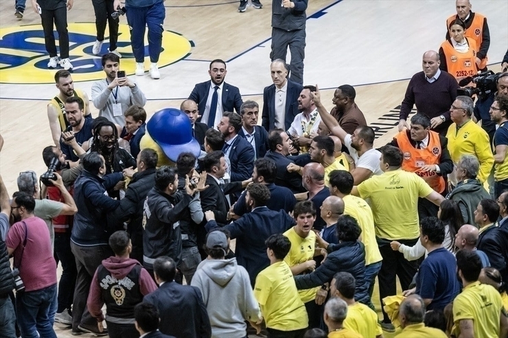 Monaco'ya Yenilen Fenerbahçe'de Taraftarlarla Gerginlik