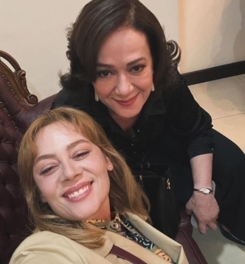 Özgü Namal Ve Demet Evgar, Doğallıklarıyla Yine Fark Yarattı!