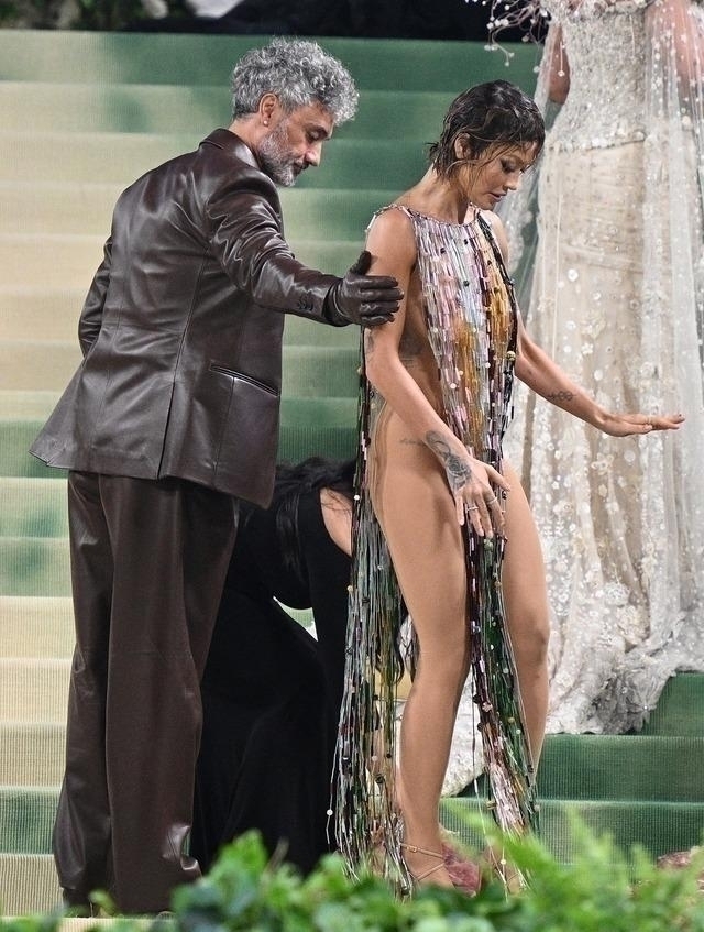 Rita Ora'nın Şeffaf Elbisesi Met Gala'da Olay Yarattı!