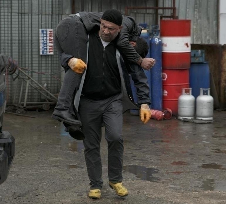 Arka Sokaklar'da Mesut Komiser'in Dönüşü Heyecanla Bekleniyor