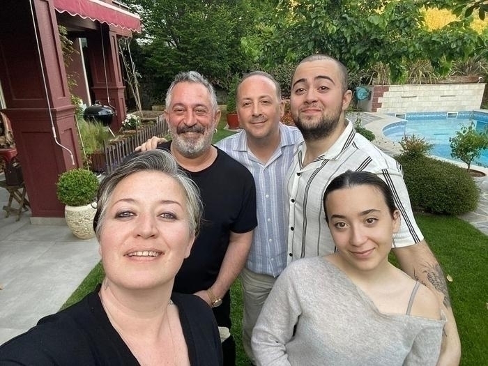 Cem Yılmaz, Kız Kardeşi Özge Yılmaz'ın Doğum Gününü Kutladı