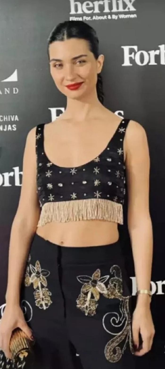 Tuba Büyüküstün'ün Cannes Kombini Tartışma Yarattı