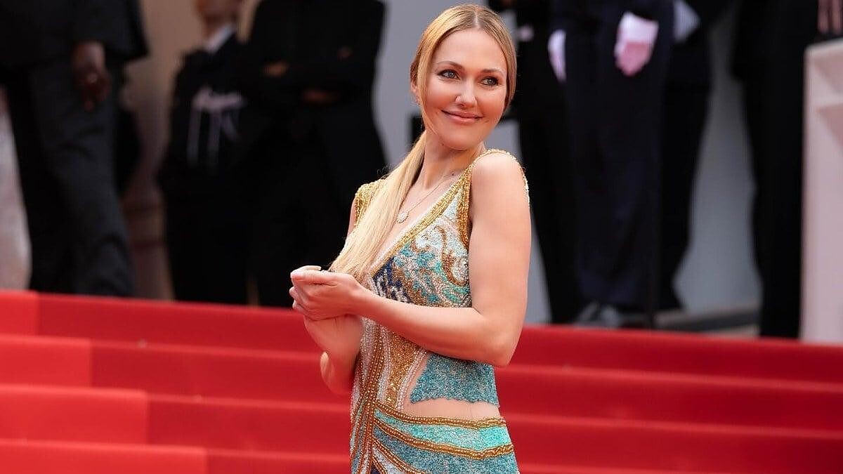 Meryem Uzerli, Renkli Taşlarla Süslenmiş Elbisesiyle Cannes'da!