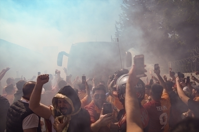 Galatasaray Taraftarından Mert Hakan Yandaş Pankartı Şaşırttı
