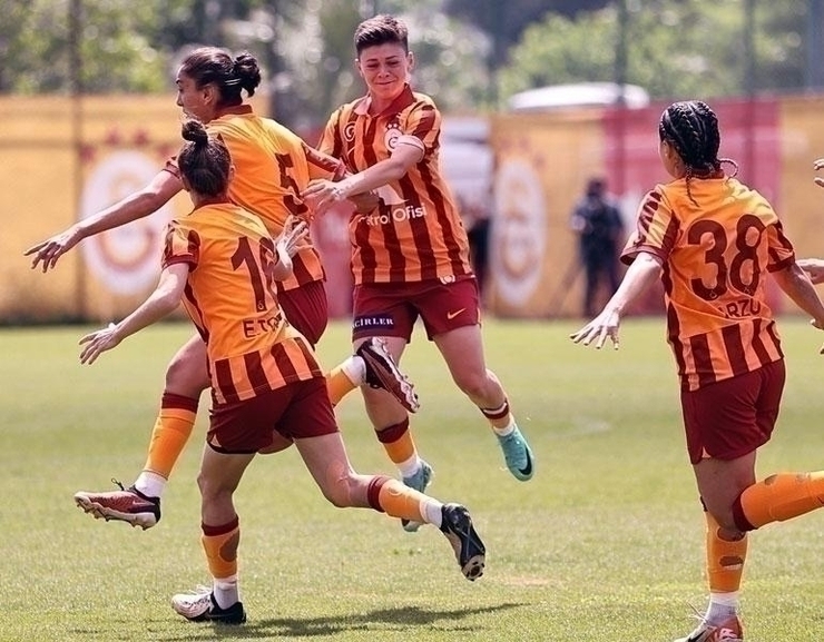 Galatasaray Petrol Ofisi Kadın Futbol Süper Ligi'nde Şampiyon!