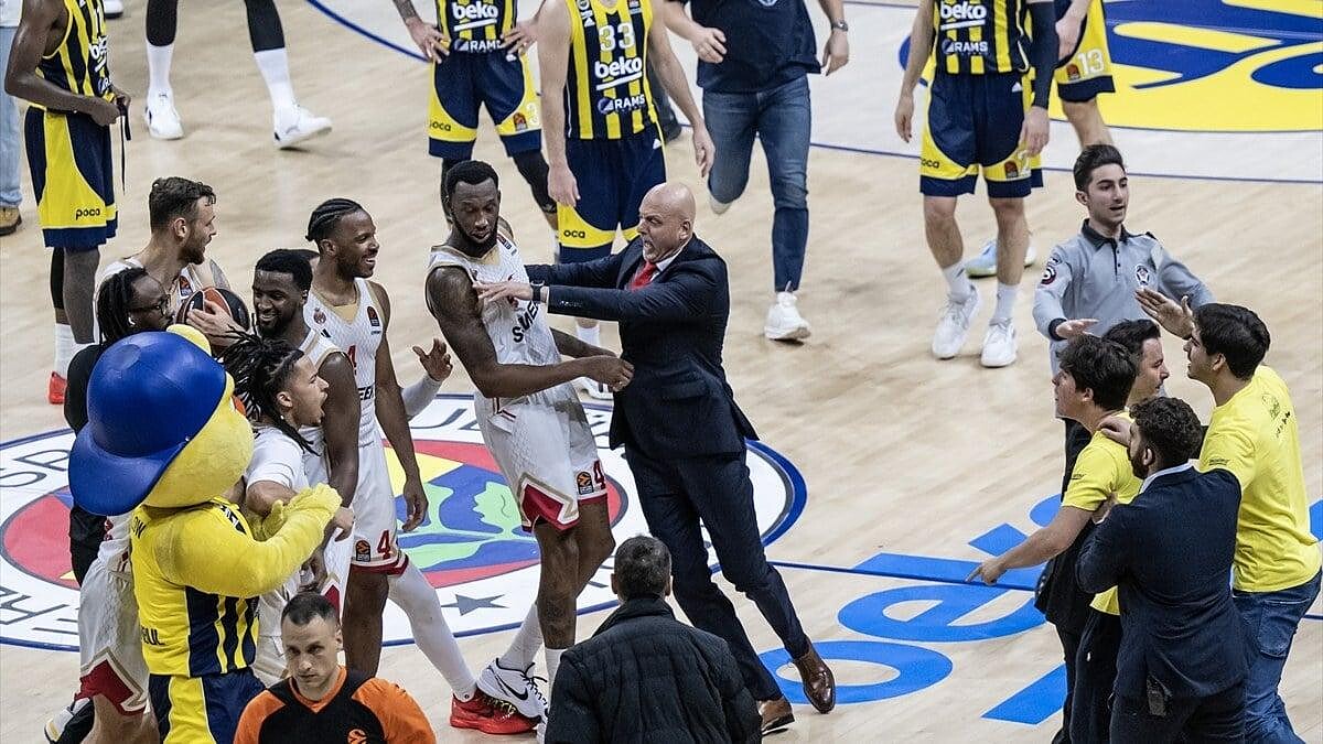 Monaco'ya Yenilen Fenerbahçe'de Taraftarlarla Gerginlik