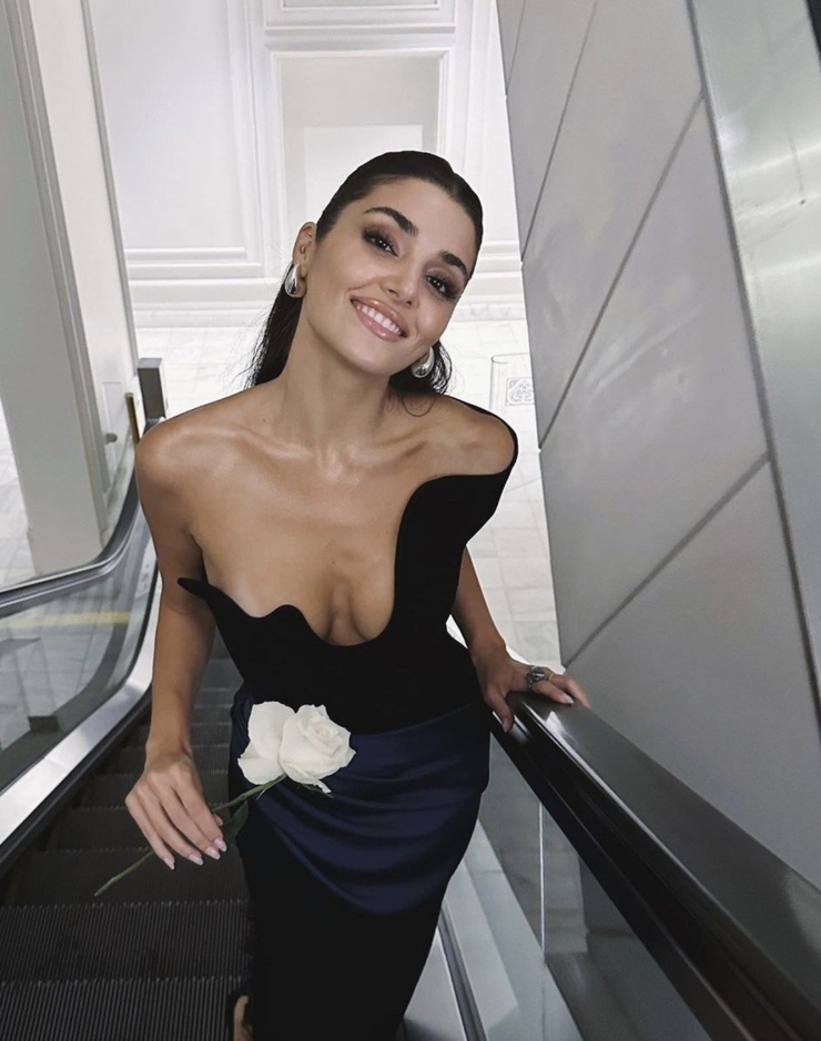 Hande Erçel Modellik Kariyerine Yöneldi