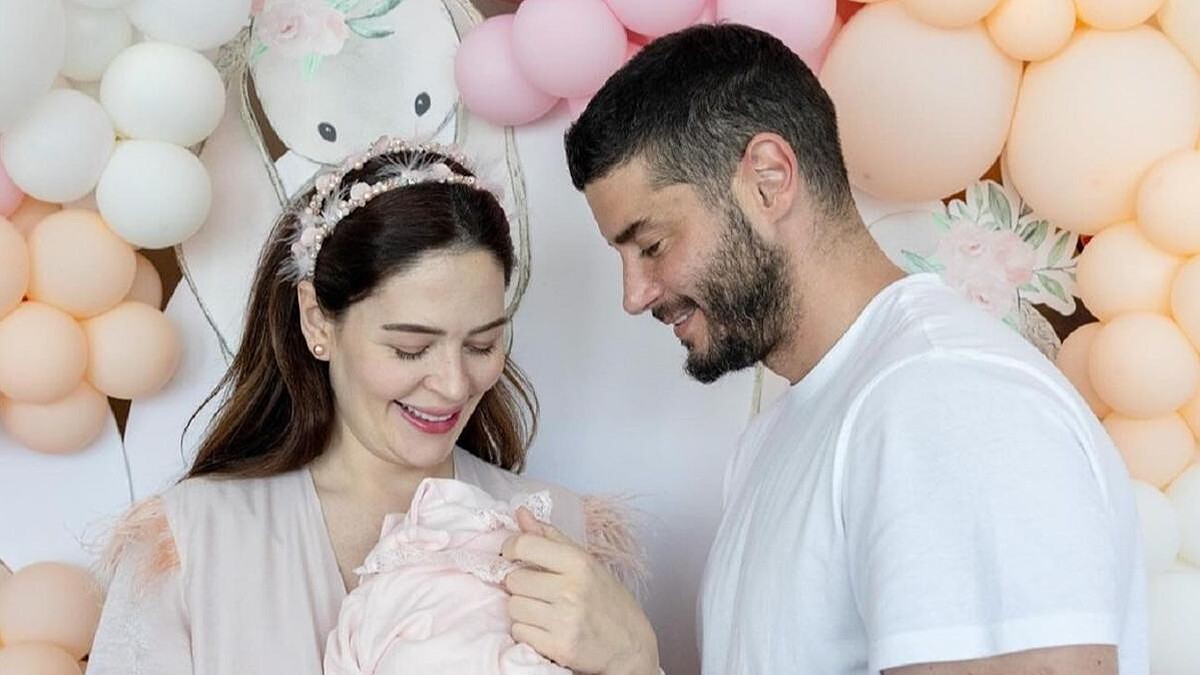 Yıldız Çağrı Atiksoy Ve Berk Oktay'ın Kızları Mira Milena Dünyaya Geldi!