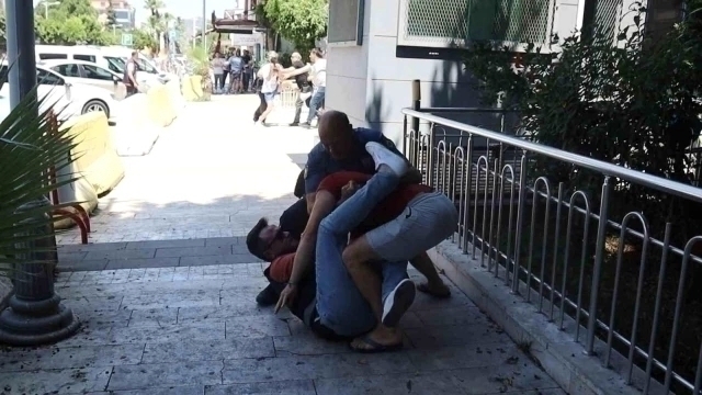 Üvey Kızları İstismar Eden Adam Gözaltına Alındı, Linçten Kurtuldu