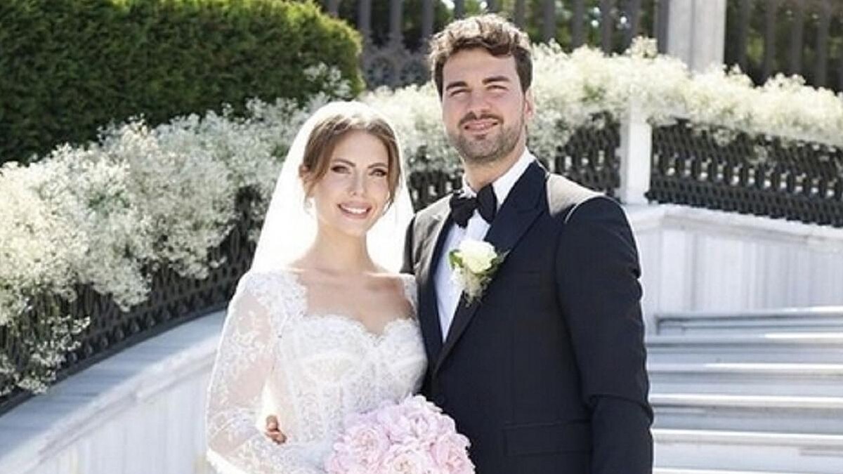 Eda Ece, Eşi Ve Kızıyla Aile Pozunu Paylaştı