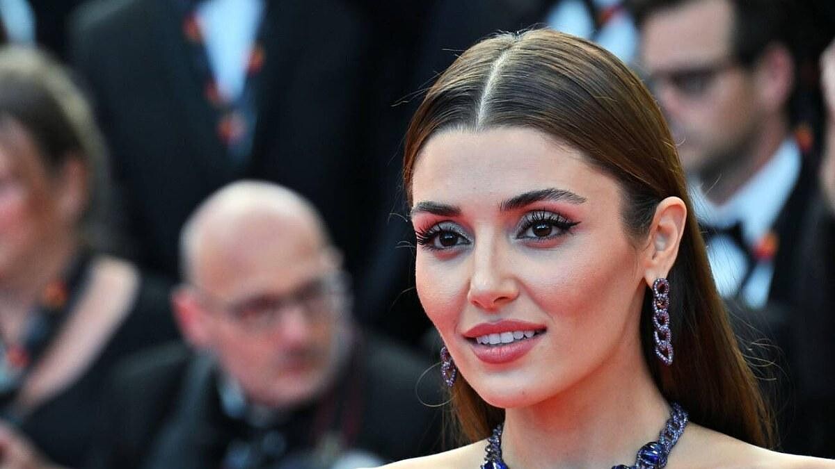 Hande Erçel, Cannes Film Festivali'nde Kırmızı Halıda!