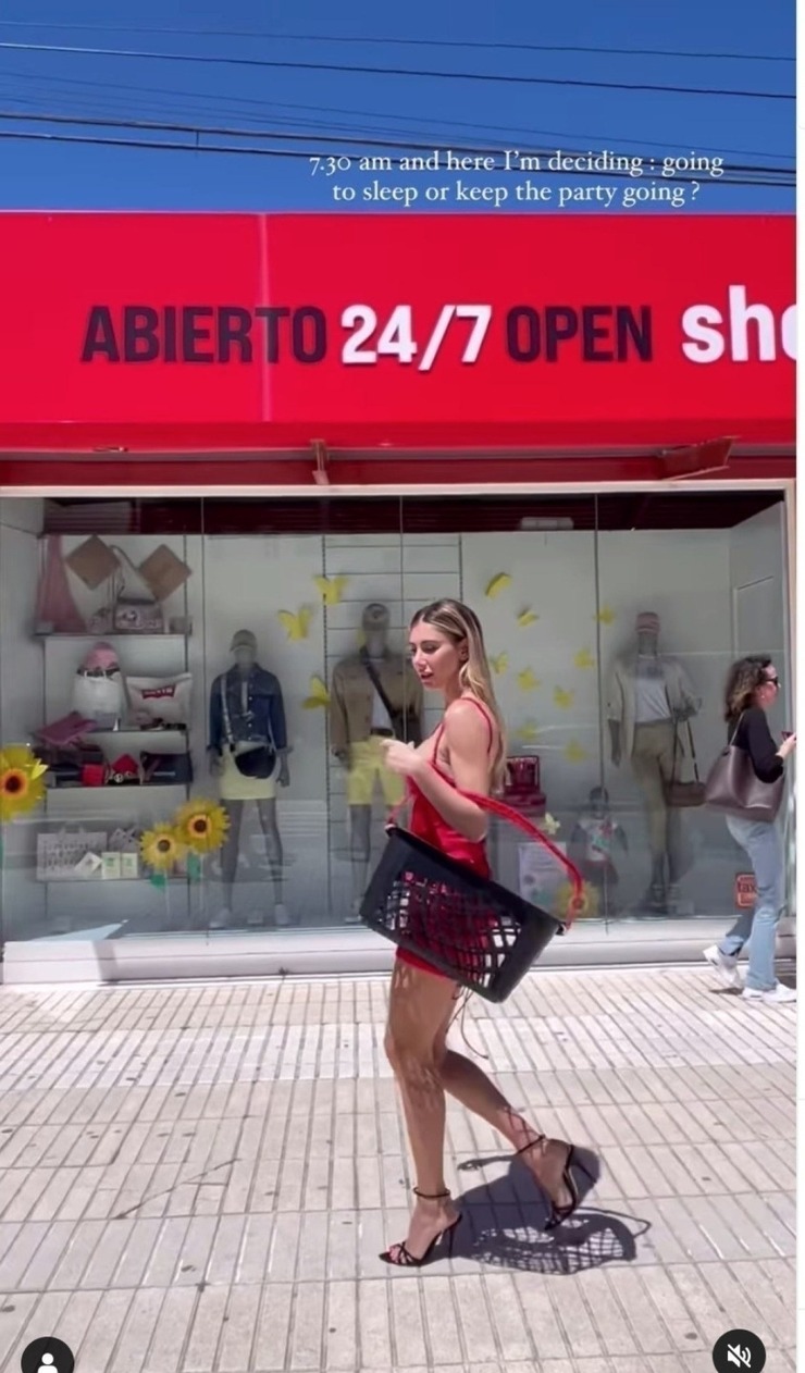 Şeyma Subaşı, Mini Elbisesiyle Market Alışverişi Yaptı Ve Sosyal Medyayı Salladı