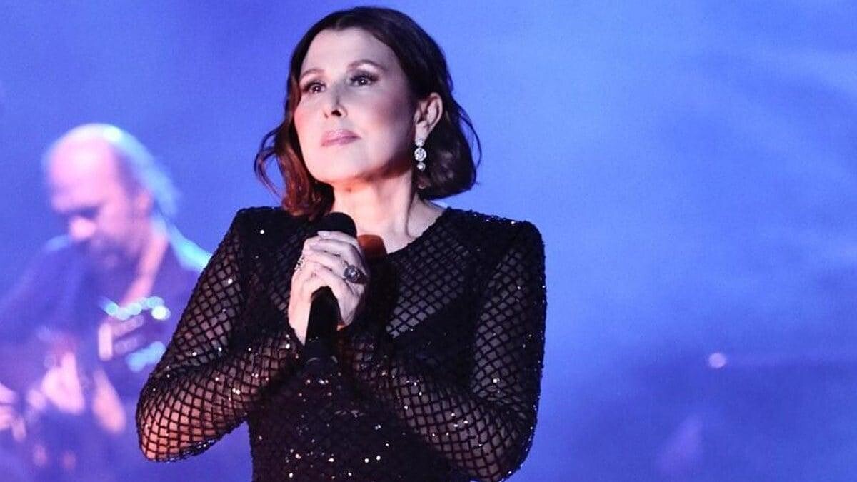 Nilüfer, Transparan Elbisesiyle Şov Yaptı