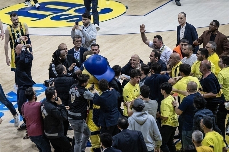Monaco'ya Yenilen Fenerbahçe'de Taraftarlarla Gerginlik