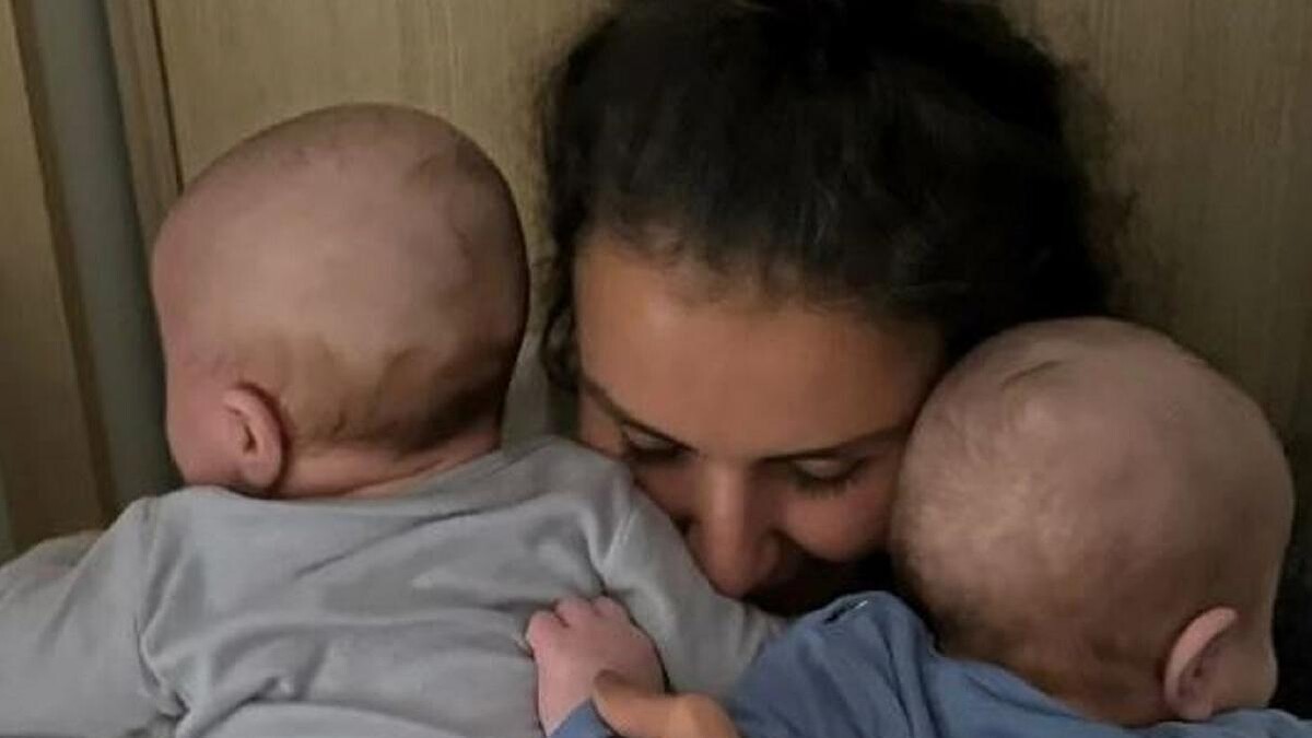 Zübeyde Melek Akkaş, İkiz Oğulları Ziyaret Etti Ve Mutlu Anlar Yaşandı