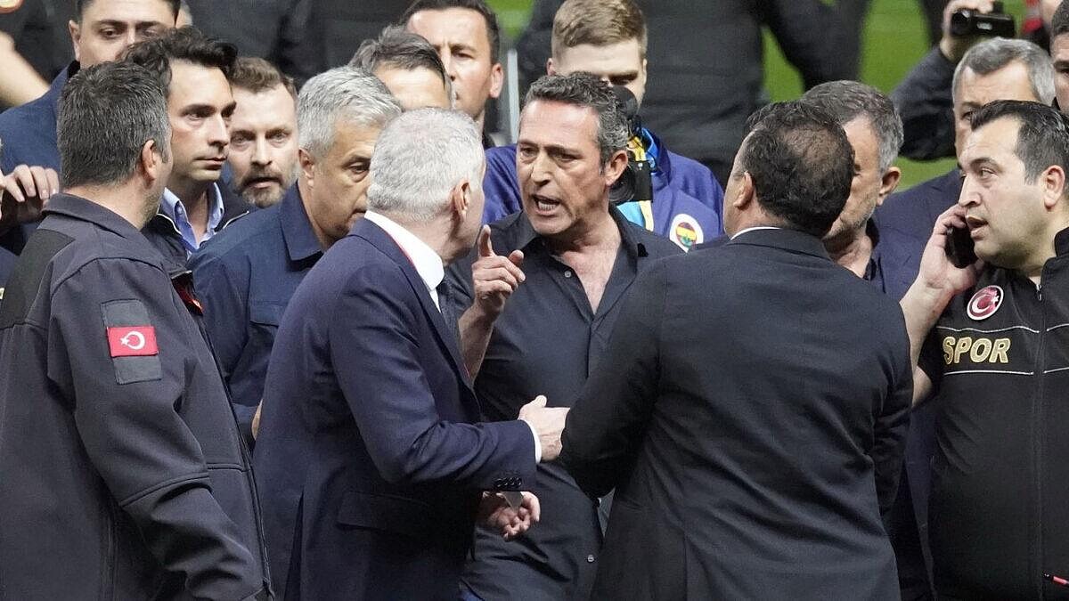 Fenerbahçe'ye Pfdk'dan Sert Cezalar – Ceza Ve Para Yağdı!