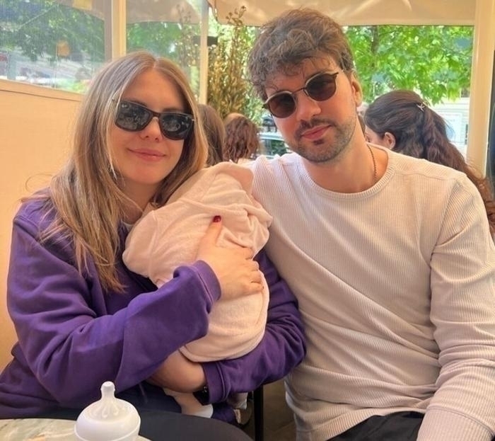 Eda Ece, Eşi Ve Kızıyla Aile Pozunu Paylaştı