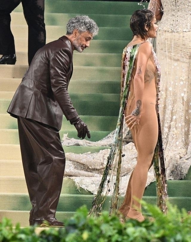 Rita Ora'nın Şeffaf Elbisesi Met Gala'da Olay Yarattı!
