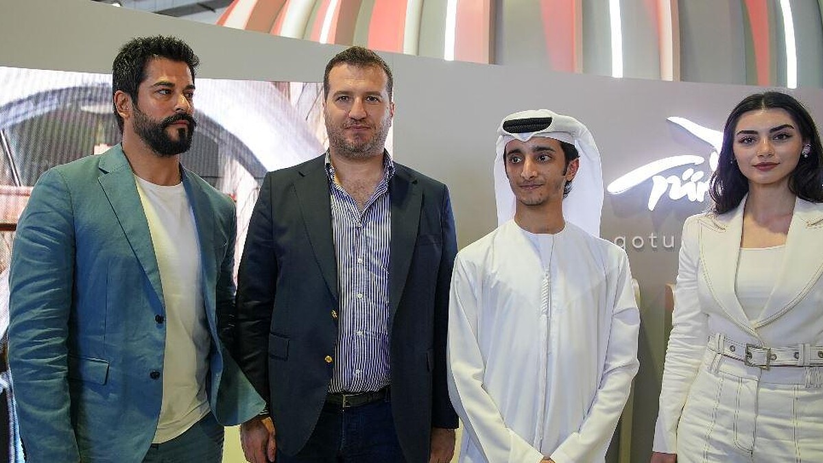 Burak Özçivit Ve Özge Törer, Dubai'de Dünya Basınından Büyük İlgi Gördü!