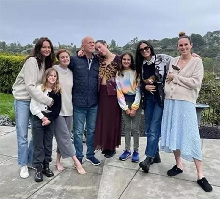 Bruce Willis'in Ailesi, Sağlık Sorunlarıyla Nasıl Başa Çıkıyor?