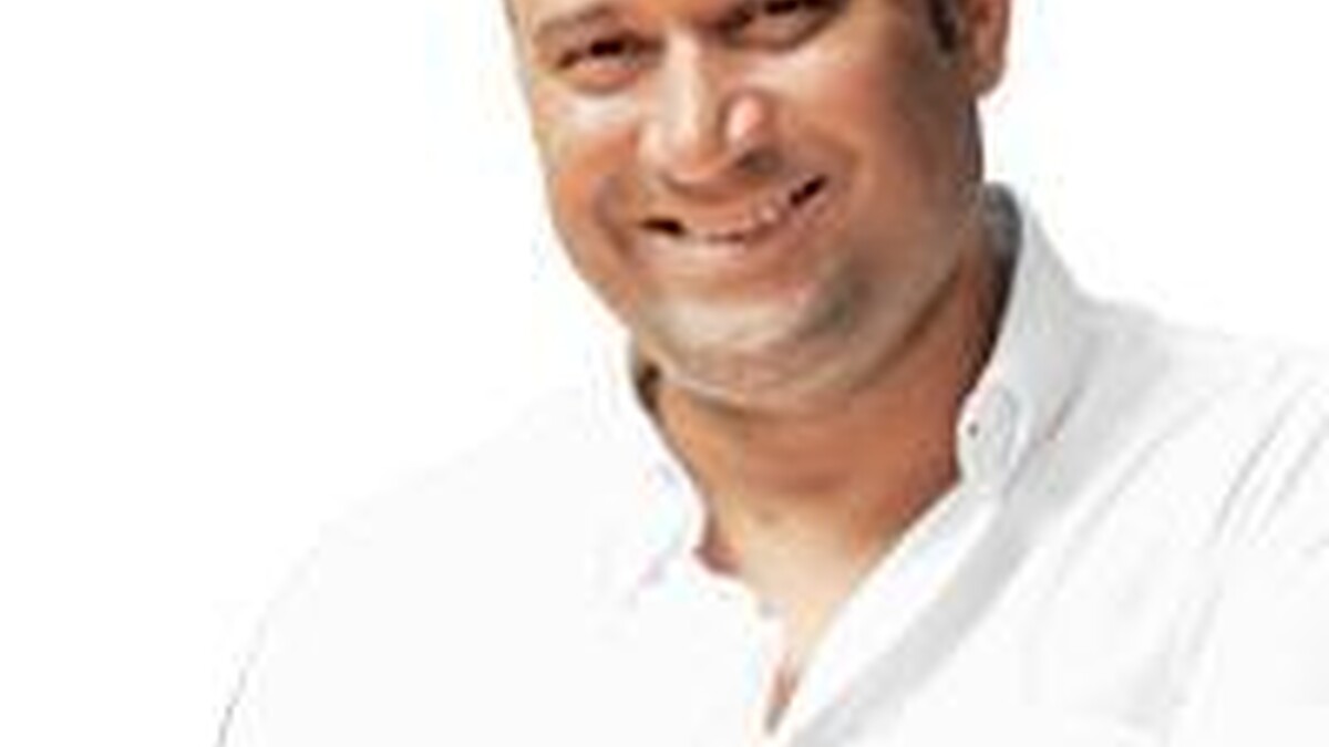 Hande Erçel'in Neden Ekranda Olmadığı Merak Ediliyor