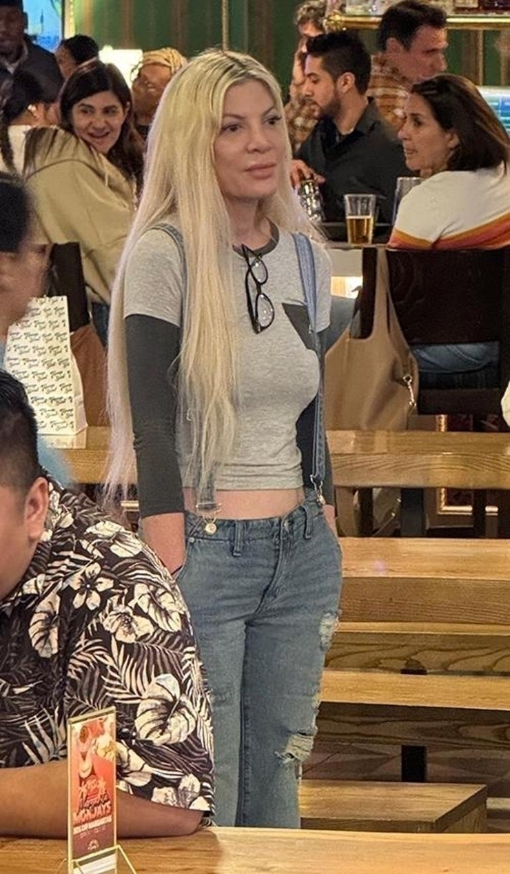 Tori Spelling: Eski Sevgilisiyle Asansörde Öpüşürken Ön Dişi Kırıldı