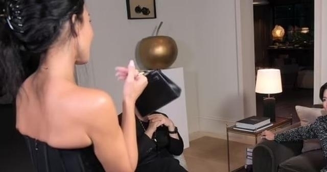 Kim Kardashian'ın Minik Çantasında Neler Var?