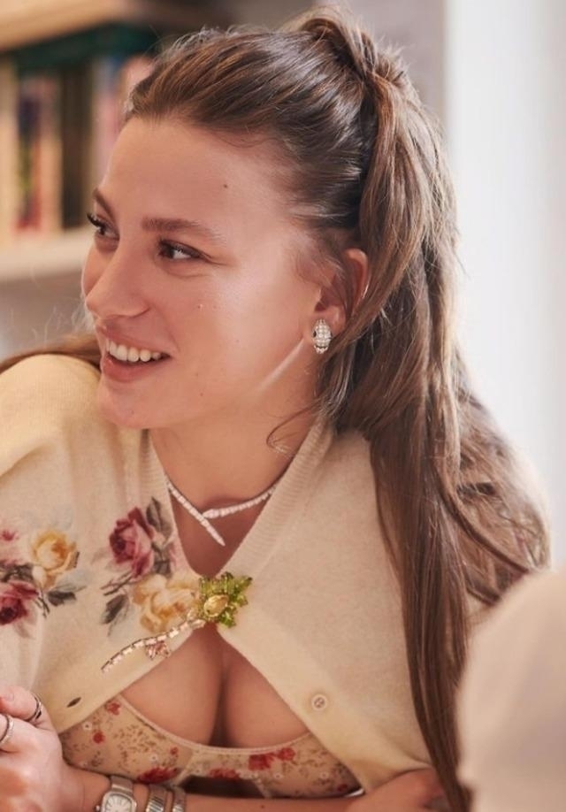 Serenay Sarıkaya'nın Marka İçin Pozları Sosyal Medyayı Salladı!