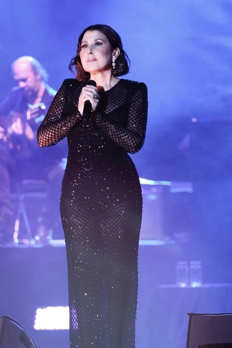 Nilüfer, Transparan Elbisesiyle Şov Yaptı