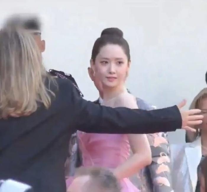 Yoona Ve Güvenlik Görevlisi Arasındaki Gergin An