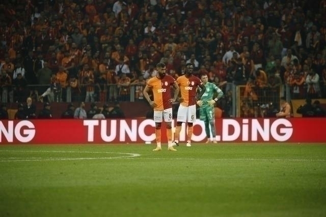 Fenerbahçe, 10 Kişiyle Galatasaray'ı Yenerek Büyük Zafer Kazandı!