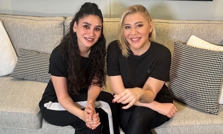 Özgü Namal Ve Demet Evgar, Doğallıklarıyla Yine Fark Yarattı!