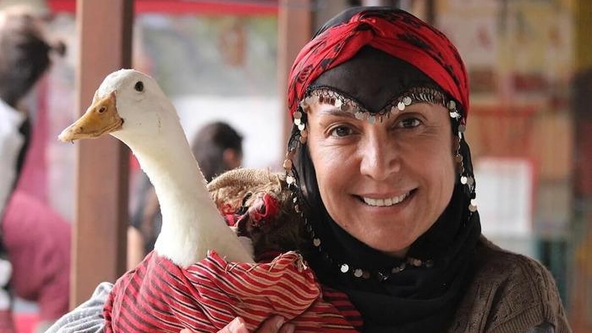 Asuman Dabak 54 Yaşında Bikinisiyle Plajda Göz Kamaştırdı!