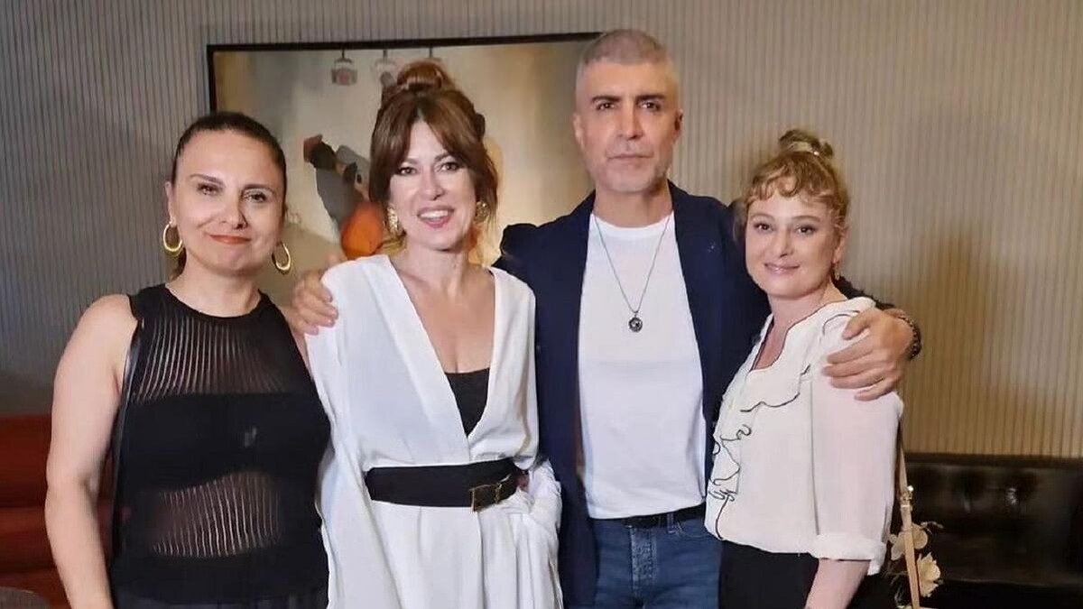 Asmalı Konak Oyuncuları Yıllar Sonra İpek Tuzcuoğlu'nun Kitap Tanıtımında Buluştu