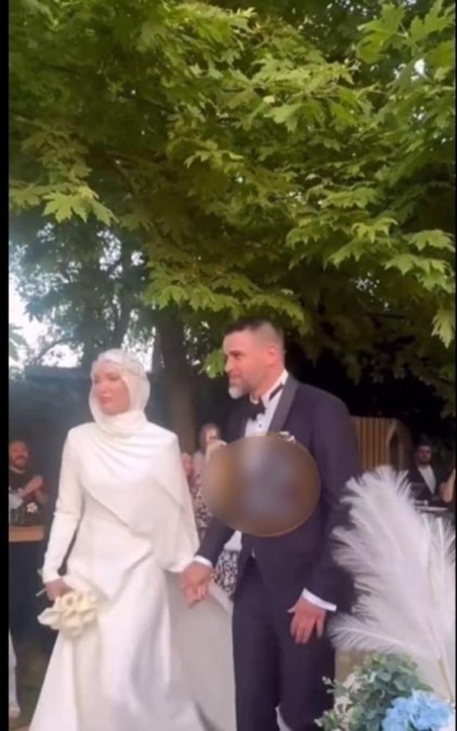 Arka Sokaklar'ın Zeynep Komiser'i Gamze Özçelik, Boşnak Asıllı Avustralyalı Aktör Reshad Strik İle Evlendi