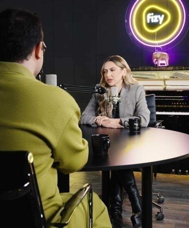 Hadise Sahne Kıyafetleri Eleştirilere Sert Yanıt Verdi!