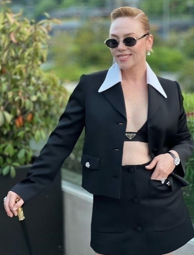 Demet Evgar, Elle Style Awards Gecesinde Bastonla Ve Tekerlekli Sandalyeyle