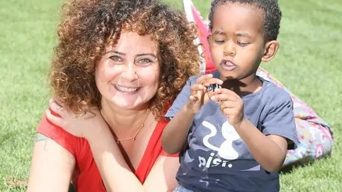 Esra Akkaya'nın Oğlu Can Mezun Oldu: Evlat Edinme Hikayesi