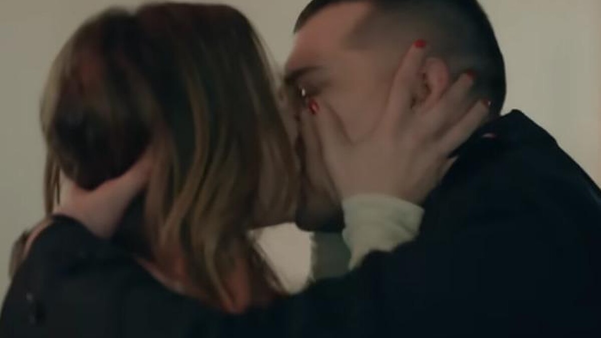 Çağatay Ulusoy Ve Sümeyye Aydoğan'ın Öpüşme Sahnesi Kamera Arkasında!