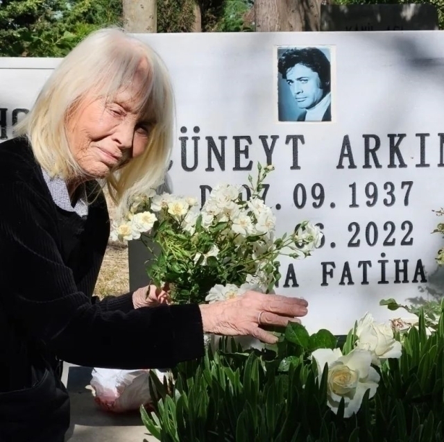 Cüneyt Arkın'ın Ölümüyle Kahrolan Eşi Psikolojik Olarak Zor Günler Geçiriyor