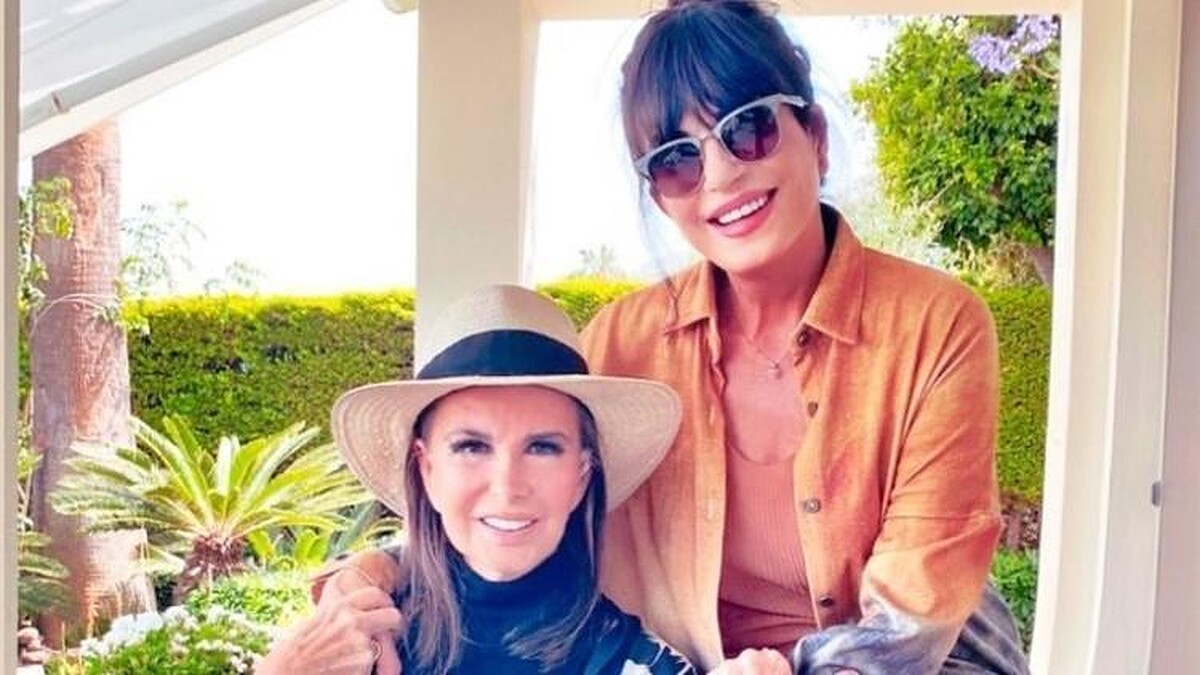 Ayşegül Aldinç, Uzun Süredir Hayranı Olduğu Filiz Akın'ı Ziyaret Etti