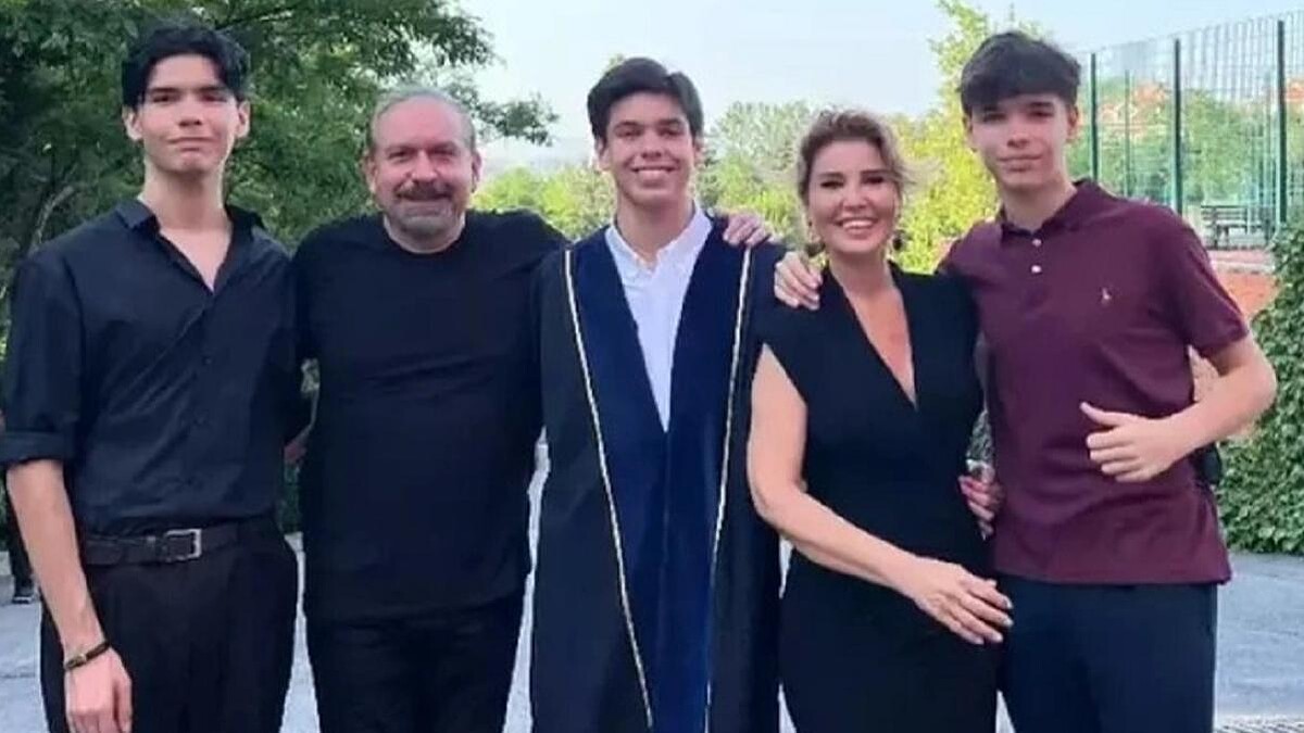 Gülben Ergen Ve Mustafa Erdoğan'ın Oğulları Atlas Mezuniyet Gününde Bir Araya Geldi