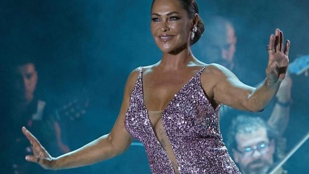 Hülya Avşar'ın Kıbrıs'taki Dansı Ve Espri Anları Gündem Oldu