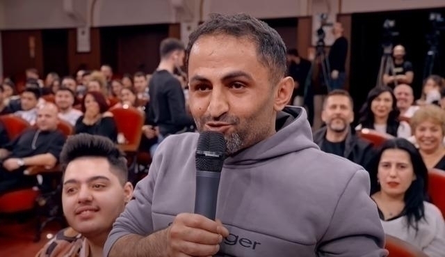 Çıplaklar Plajı Fantezisi Stüdyoyu Güldürdü!
