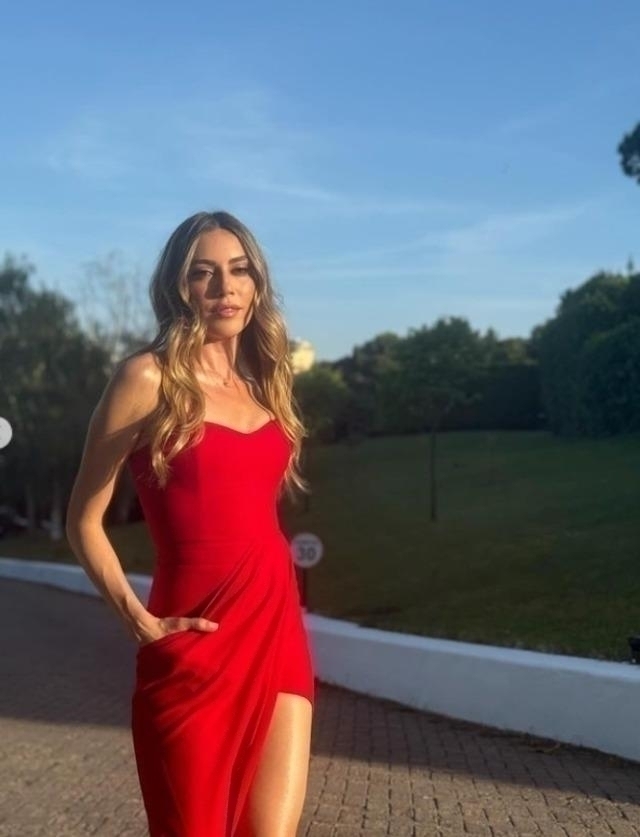 Sinem Kobal, Elle Style Awards 2024'Te Kırmızı Elbisesiyle Göz Kamaştırdı