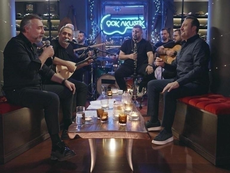 90'Lı Yılların Sanat Kariyeri Ve Özel Şarkıları – Çok Akustik Programı Kanal D'de Başlıyor