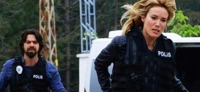 Arka Sokaklar'ın Zeynep Komiser'i Gamze Özçelik, Boşnak Asıllı Avustralyalı Aktör Reshad Strik İle Evlendi