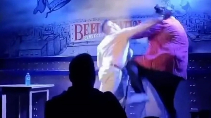 Komedyen Caravaca'ya Oğlu Hakkında Yapılan Yorum Yüzünden Baba Saldırdı